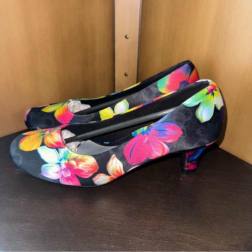 Angel Flex Black Vibrant Colors Tropical Floral Heels Closed Toe Pumps Shoes NWT